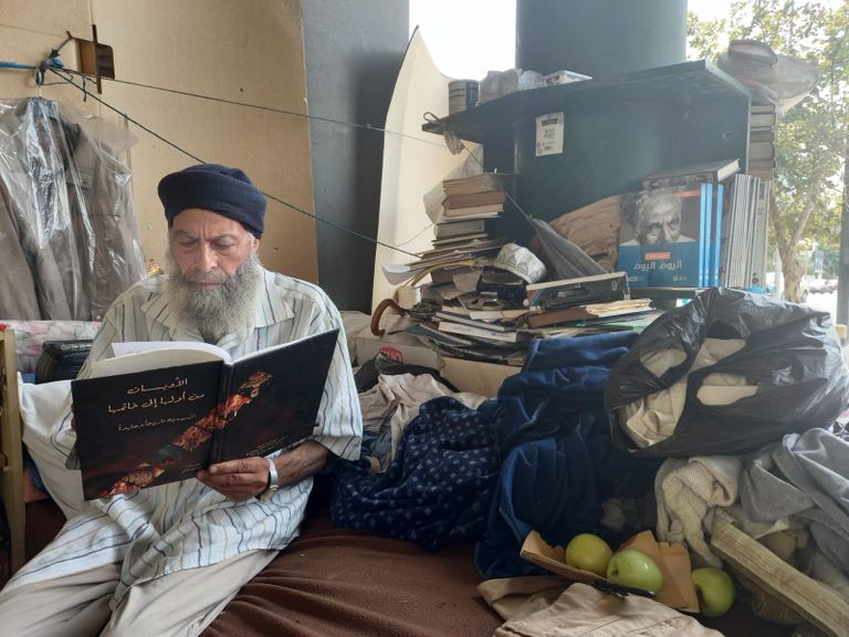 محمد المغربي وسط مسكنه وكتبه