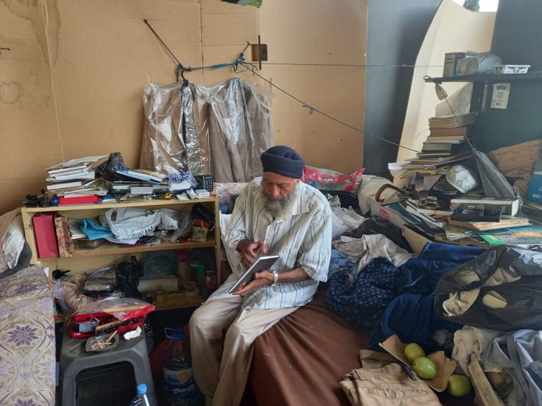 محمد المغربي وسط مسكنه وكتبه