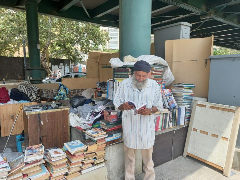 محمد المغربي وسط مسكنه وكتبه