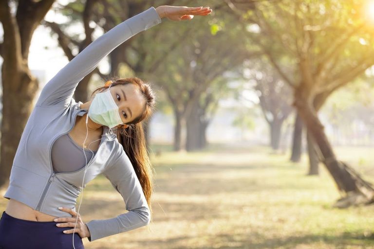 فتاة تمارس الرياضة أثناء ارتدائها الكمامة للوقاية من كورونا - أرشيفية