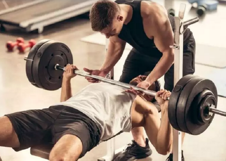 رياضي يقوم برفع الأثقال في إحدى صالات الجيم - أرشيفية