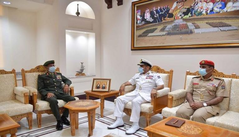 رئيس أركان القوات المسلحة الإماراتية خلال لقاء مسؤولين بسلطنة عمان