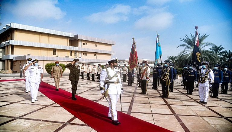 رئيس أركان القوات المسلحة الإماراتية خلال لقاء مسؤولين بسلطنة عمان