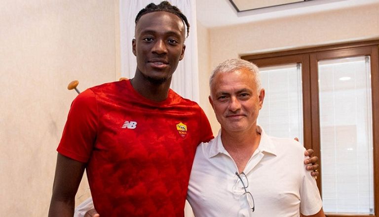 جوزيه مورينيو وتامي أبراهام لوكاكو بقميص مانشستر يونايتد مع جوزيه مورينيو