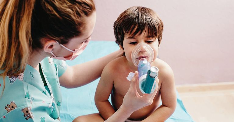 فتاة صغيرة بصحبة والدتها تحصل على التطعيم