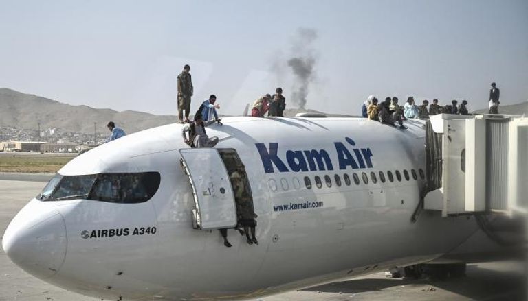 مواطنون أفغان يعتلون طائرة على أمل الهرب خارج البلاد