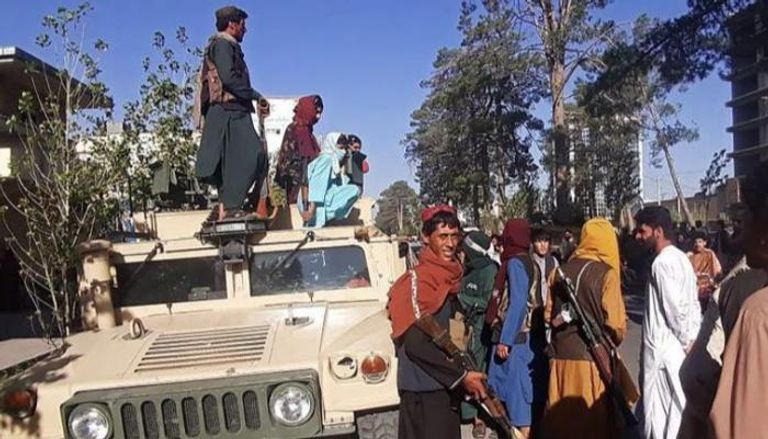 عناصر من حركة طالبان تسيطر على آليات عسكرية - أرشيفية