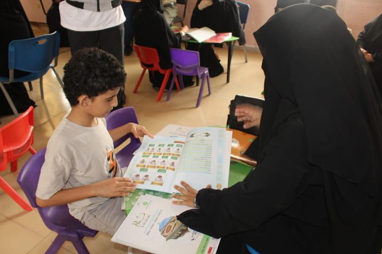 الصم والبكم بعدن يتعلمون القرآن الكريم
