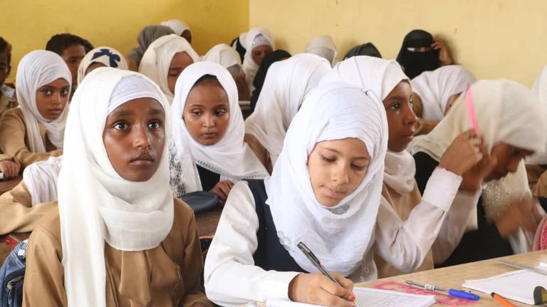 الإمارات تعيد آلاف التلاميذ إلى فصولهم في اليمن