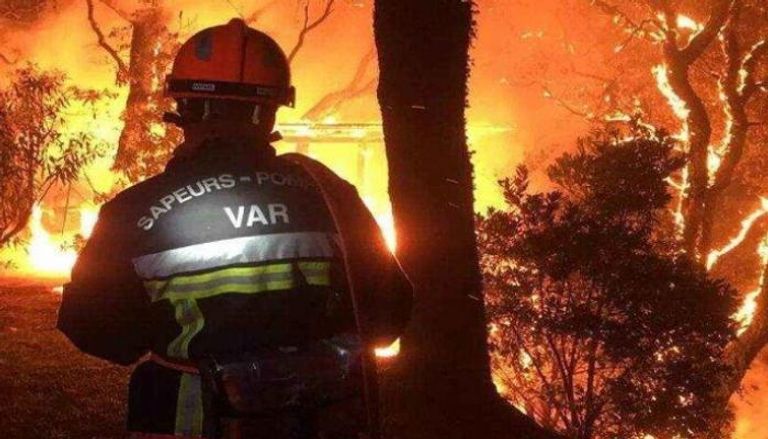  فرق الإطفاء في فرنسا كافحت طوال الليلة الماضية لاحتواء الحريق 