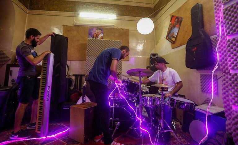 أبطال أغنية 