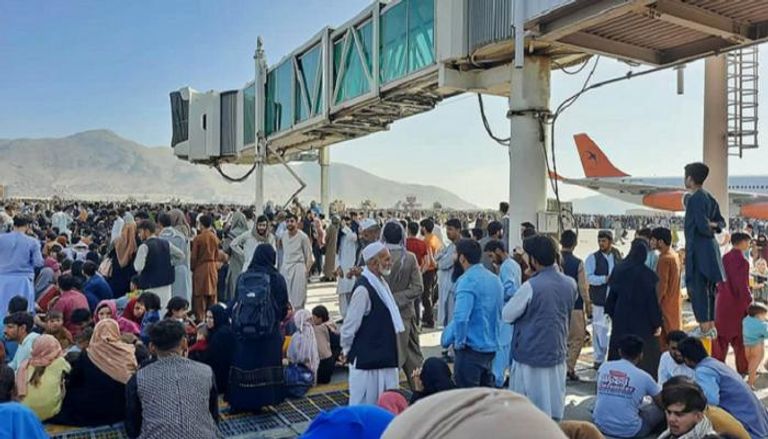 مواطنون في مطار كابول بانتظار مغادرة البلاد