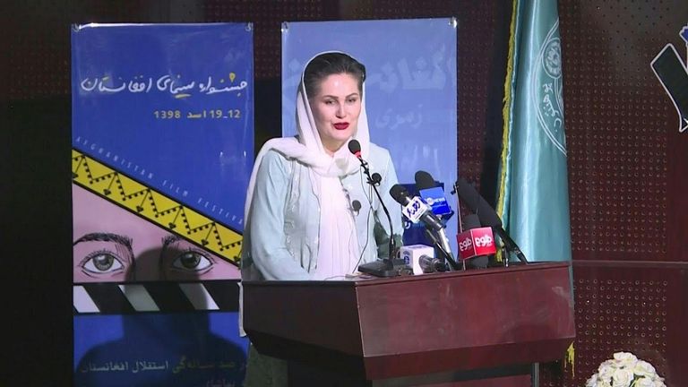 مواطنون في مطار كابول بانتظار مغادرة البلاد