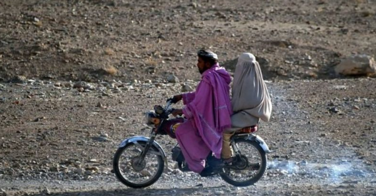 مواطنون في مطار كابول بانتظار مغادرة البلاد