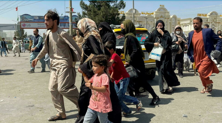 مواطنون في مطار كابول بانتظار مغادرة البلاد