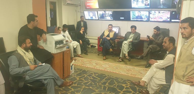 مواطنون في مطار كابول بانتظار مغادرة البلاد