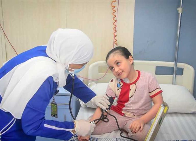 الطفلة "بيان" التي وجه الرئيس السيسي بعلاجها