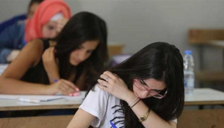 طالبات يؤدين امتحانات الثانوية العامة في لبنان