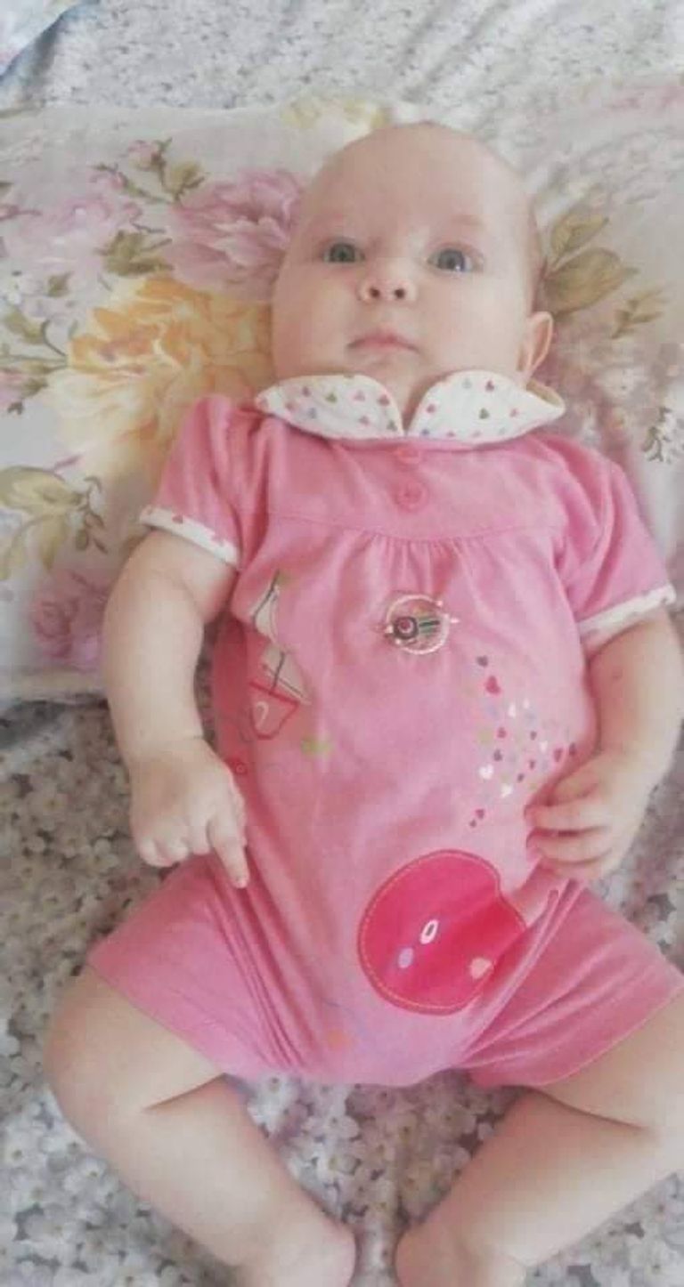 الرضيعة إيناس التي توفيت حرقا بحرائق غابات الجزائر