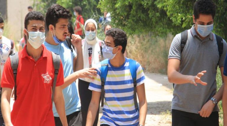 طالبتان في الثانوية العامة