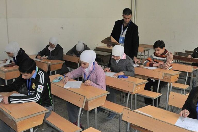 طالبتان في الثانوية العامة