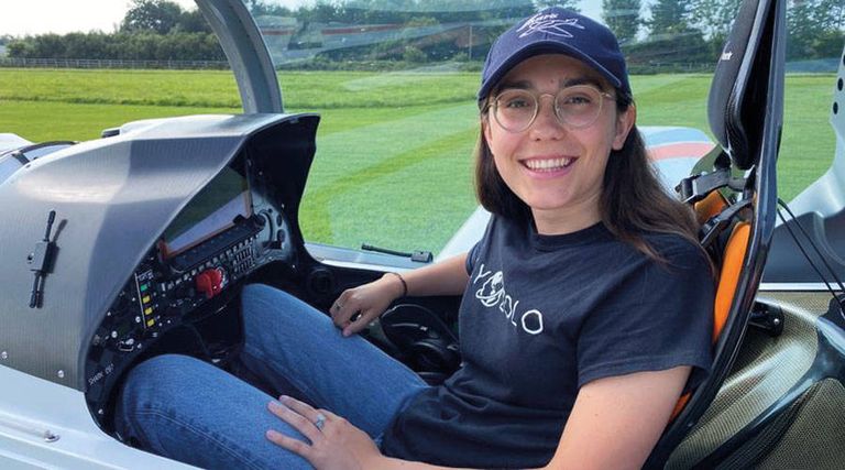 الطيارة الشابة زارا رذرفورد