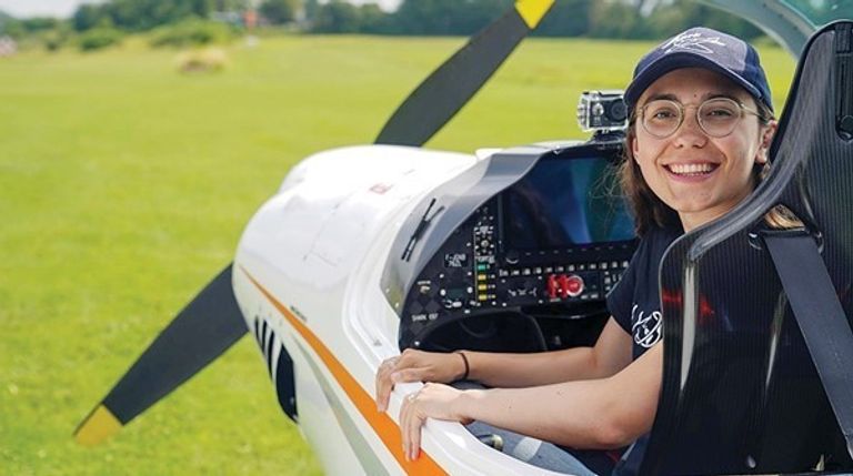 الطيارة الشابة زارا رذرفورد