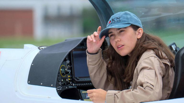 الطيارة الشابة زارا رذرفورد