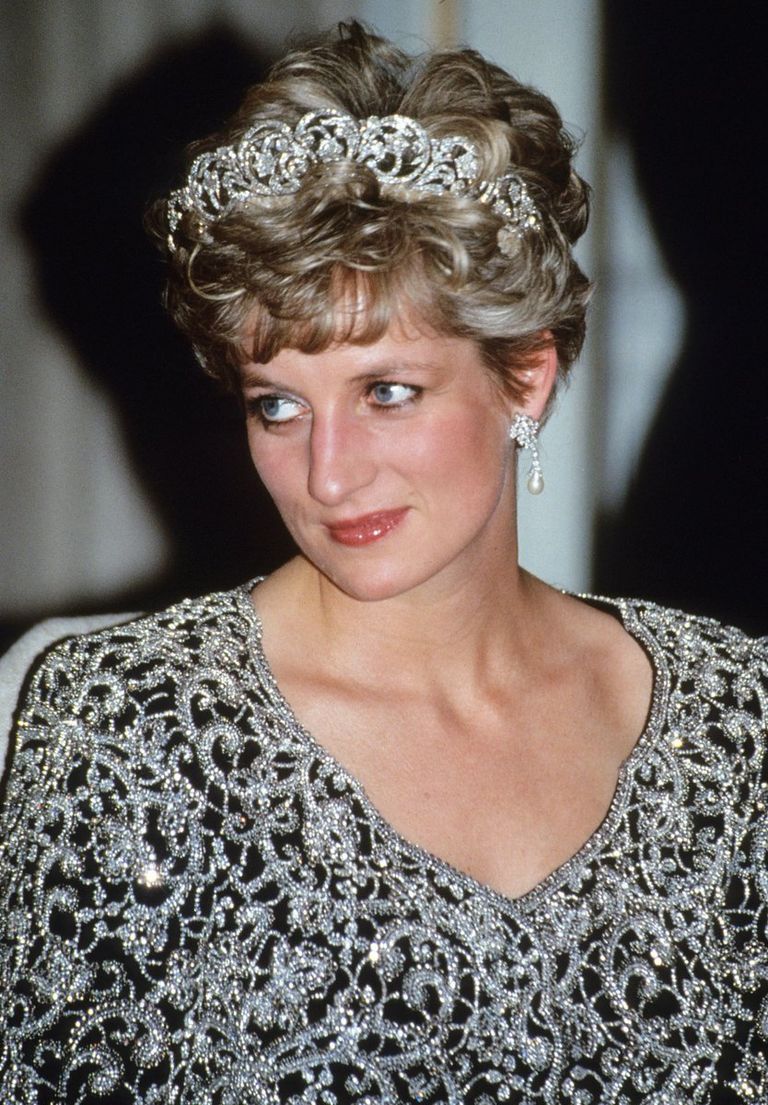 الأميرة الراحلة ديانا مرتدية تيجانها المفضلة