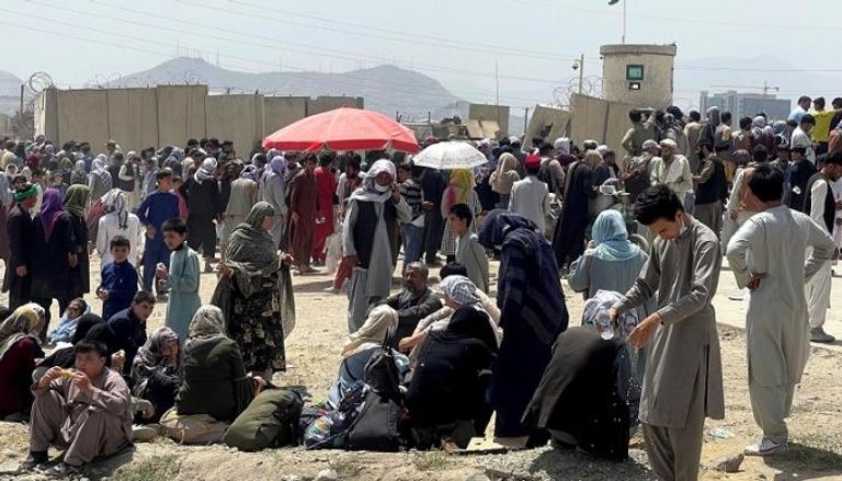 أفغان يتجمهرون أمام مطار كابول- رويترز