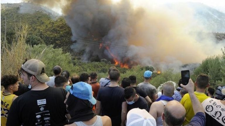 جانب من الحرائق التي اجتاحت الجزائر حرائق اقتربت من مساكن ومقبرة بمحافظة تيزيوزو الجزائرية