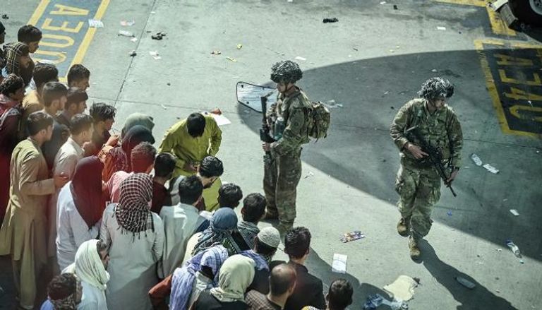 جنديان من القوات الأمريكية في مطار كابول - أ.ف.ب