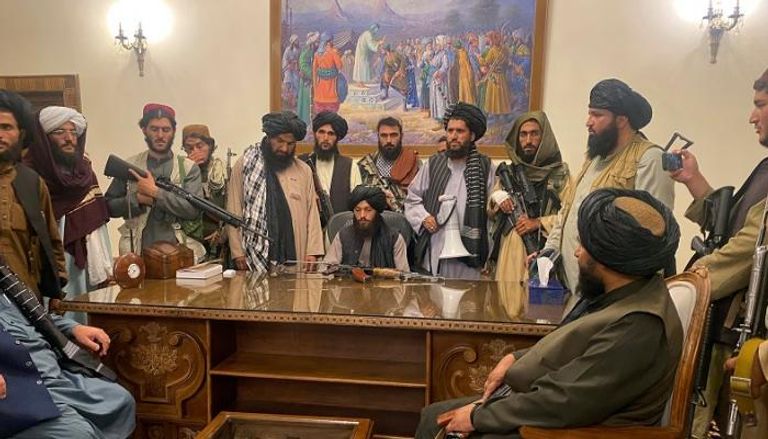 قادة طالبان في قصر الرئاسة بكابول