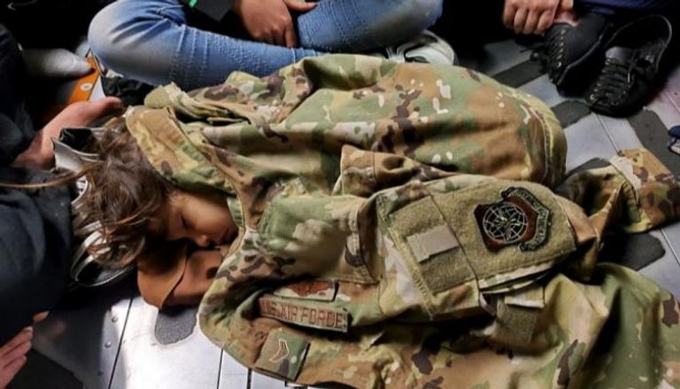 الطفل الأفغاني ينام محتميا بسترة عسكري أمريكي