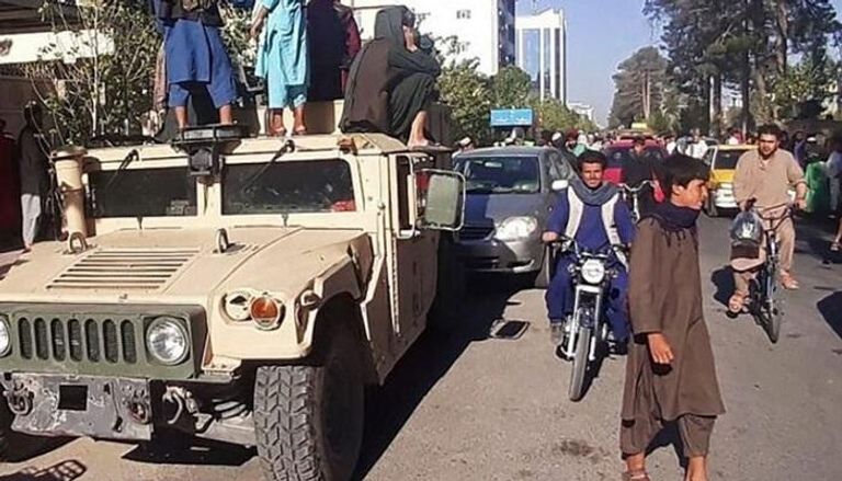 عناصر من طالبان على مركبة عسكرية 