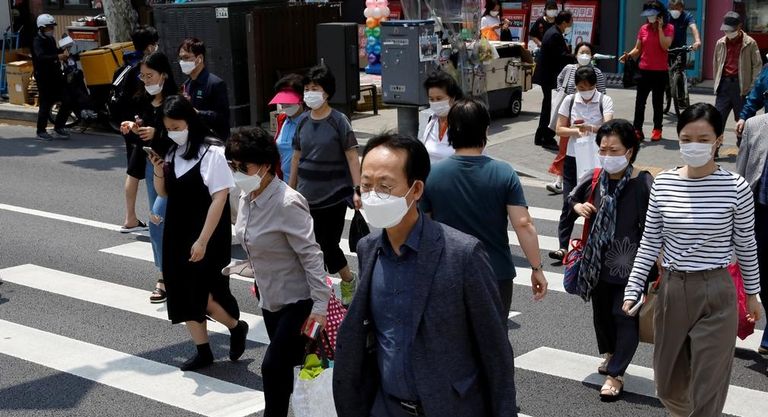 عامل صحي يأخذ مسحة كورونا من سيدة أفغانية