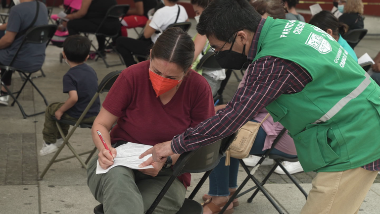 عامل صحي يأخذ مسحة كورونا من سيدة أفغانية