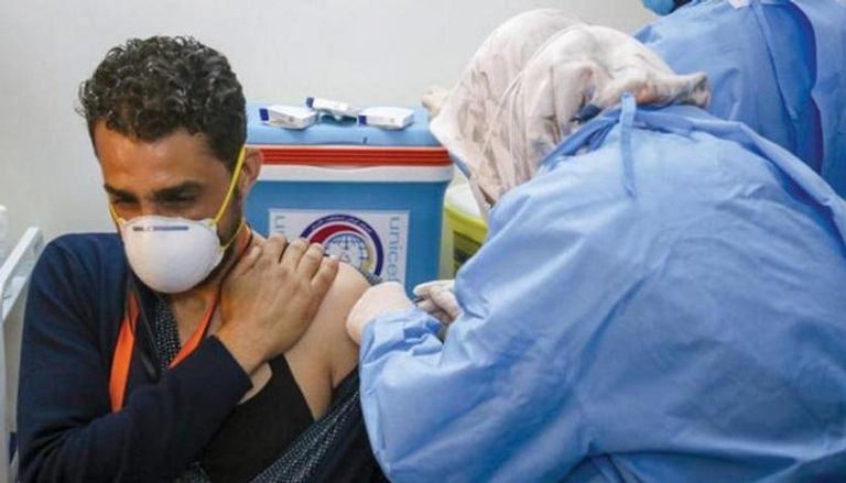 مواطن ليبي يتلقى تطعيما ضد فيروس كورونا