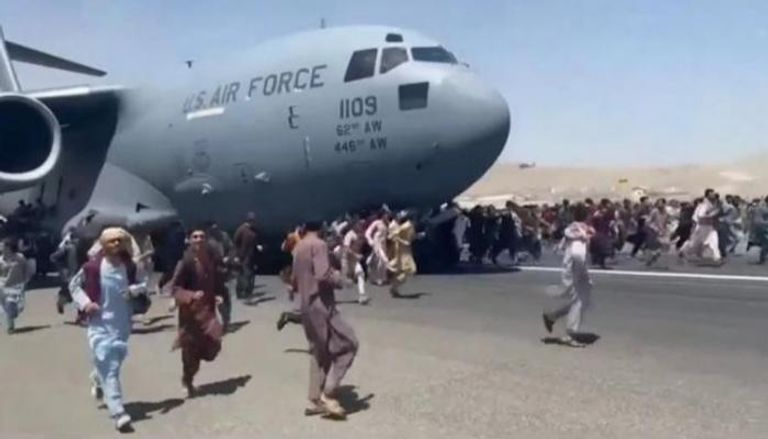 أفغان يطاردون الطائرة الأمريكية قبيل إقلاعها