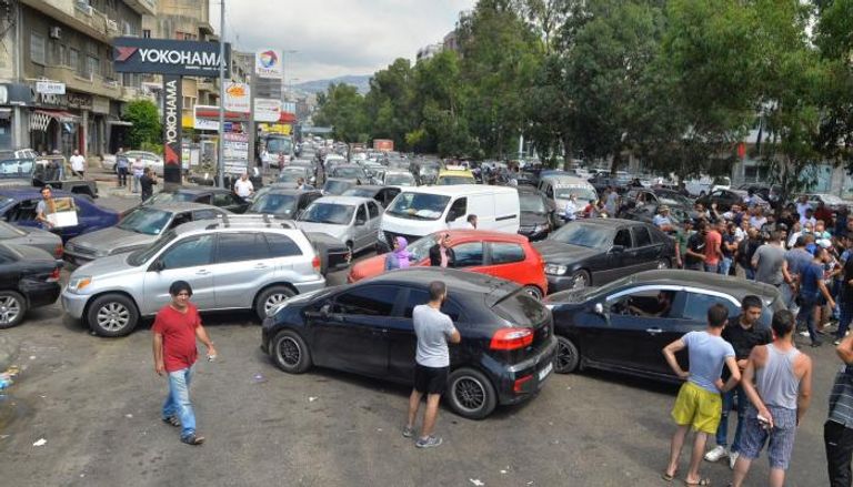 زحمة واشتباكات أمام محطات الوقود في لبنان