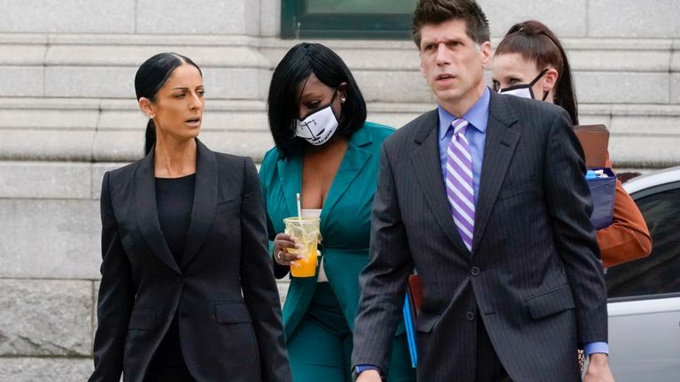 إحدى ضحايا المغني الأمريكي آر كيلي أثناء توجهها إلى المحكمة