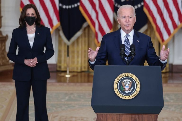 بايدن ونائبته هاريس بايدن وهاريس خلال جلسة إحاطة لفريق الأمن القومي - تويتر