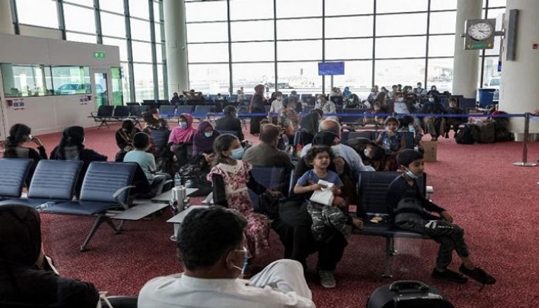 أفغان في مطار آل مكتوم الدولي ينتظرون طائرات تقلهم لبريطانيا- أ.ف.ب