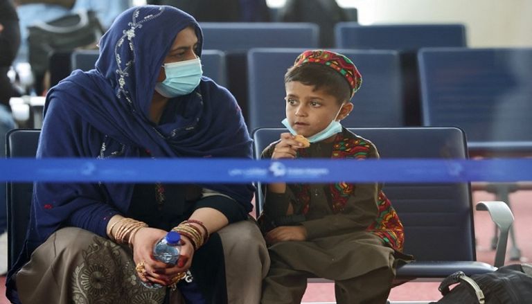 أفغان في مطار آل مكتوم الدولي ينتظرون طائرات تقلهم لبريطانيا- أ.ف.ب