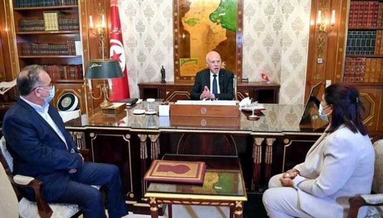 الرئيس التونسي خلال اجتماعه بوزيري الشؤون الاجتماعية والمالية