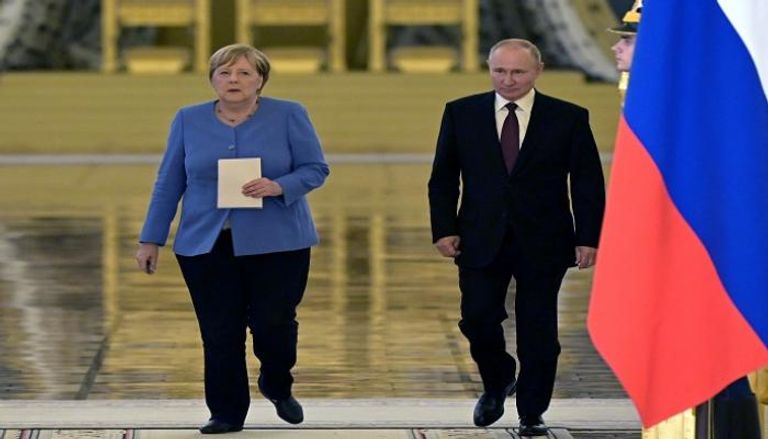 الرئيس الروسي فلاديمير بوتين والمسشارة الألمانية أنجيلا ميركل- رويترز