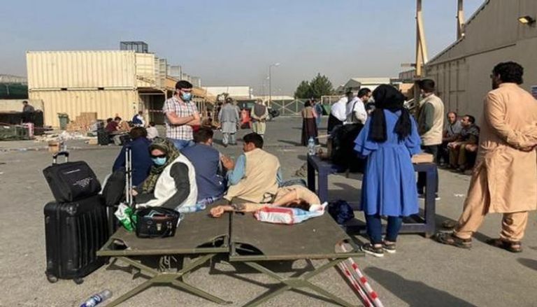 أفغان عالقون في المطار كابول بانتظار إجلائهم