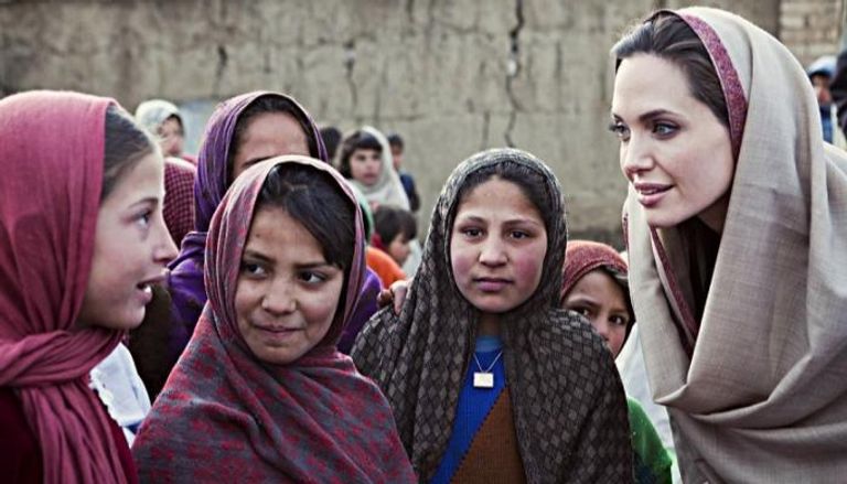 أنجلينا جولي مع فتيات أفغانيات