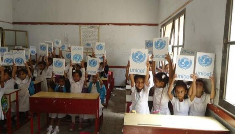 أطفال يمنيون يرفعون لافتات منظمة اليونيسيف التابعة للأمم المتحدة