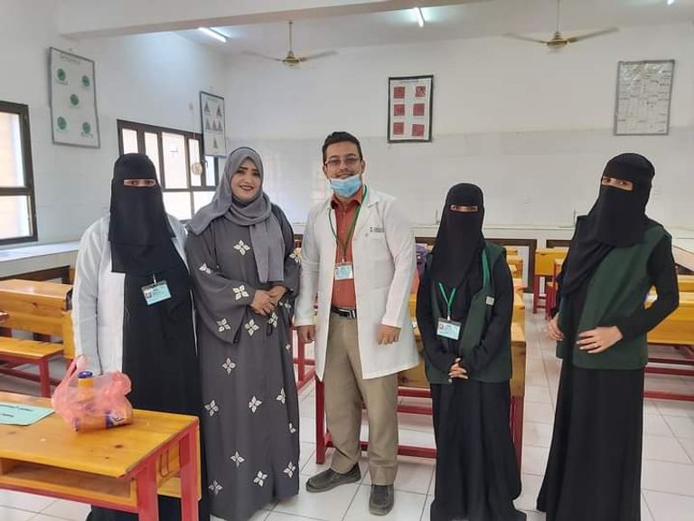 أطفال يمنيون يرفعون لافتات منظمة اليونيسيف التابعة للأمم المتحدة